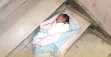 العثور على طفل حديث الولادة في حي مهجور بدير الزور