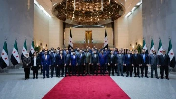 السيد الرئيس احمد الشرع يتلقى تهنئة من وزير الخارجية بذكرى التحرير 