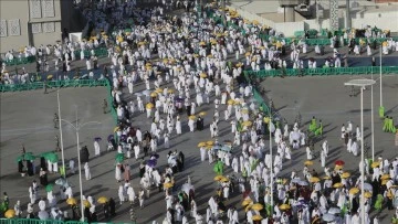 السعودية.. الحجاج يتوافدون إلى مشعر مِنَى لبدء المناسك