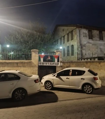 تم تعليق ملصق لأبي عبيدة على مبنى الكنيس التاريخي في غازي عنتاب !