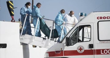 حصيلة غرقى قارب مهاجرين قبالة سواحل إيطاليا ترتفع إلى 60