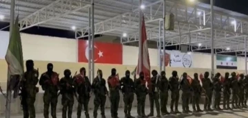 الجيش الوطني السوري يؤكد علاقات الأخوة مع تركيا ويرفع علمها في الشمال