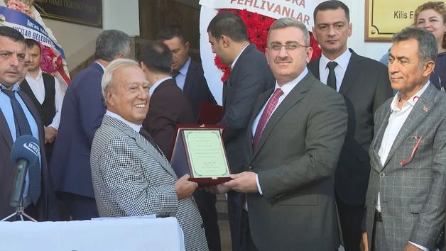 تصفيق لـ Yaşar Aktürkإمكانية سكن مجانية لطلاب الجامعة الذين يدرسون في اسطنبول من أوقاف كيليس