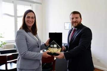 مدير المعهد الدبلوماسي يلتقي مديرة اكاديمية الخدمة الخارجية الألمانية 