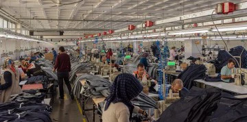 صناعي تركي: لولا وجود اللاجئين السوريين لتوقفت صناعة النسيج