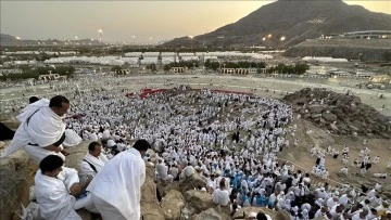 ضيوف الرحمن يتأهبون لأداء ركن الحج الأعظم 