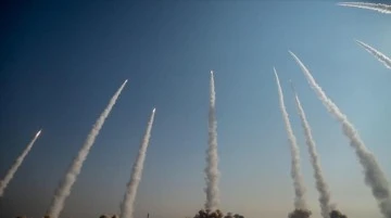 بـ15 صاروخا.. إيران تستهدف قاعدة أمريكية بالكويت وسفنا بالمحيط الهندي