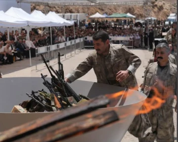 في خطوة تاريخية: مجموعة من &quot;PKK&quot; تحرق أسلحتها إيذانًا ببدء مرحلة جديدة من السلام