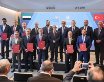 تركيا وسوريا توقعان 10 مذكرات تفاهم لتعزيز التعاون الاقتصادي والتجاري