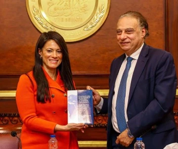 الدكتورا رانيا الشماط تهدي نسخة من كتابها لمجلس الشيوخ 