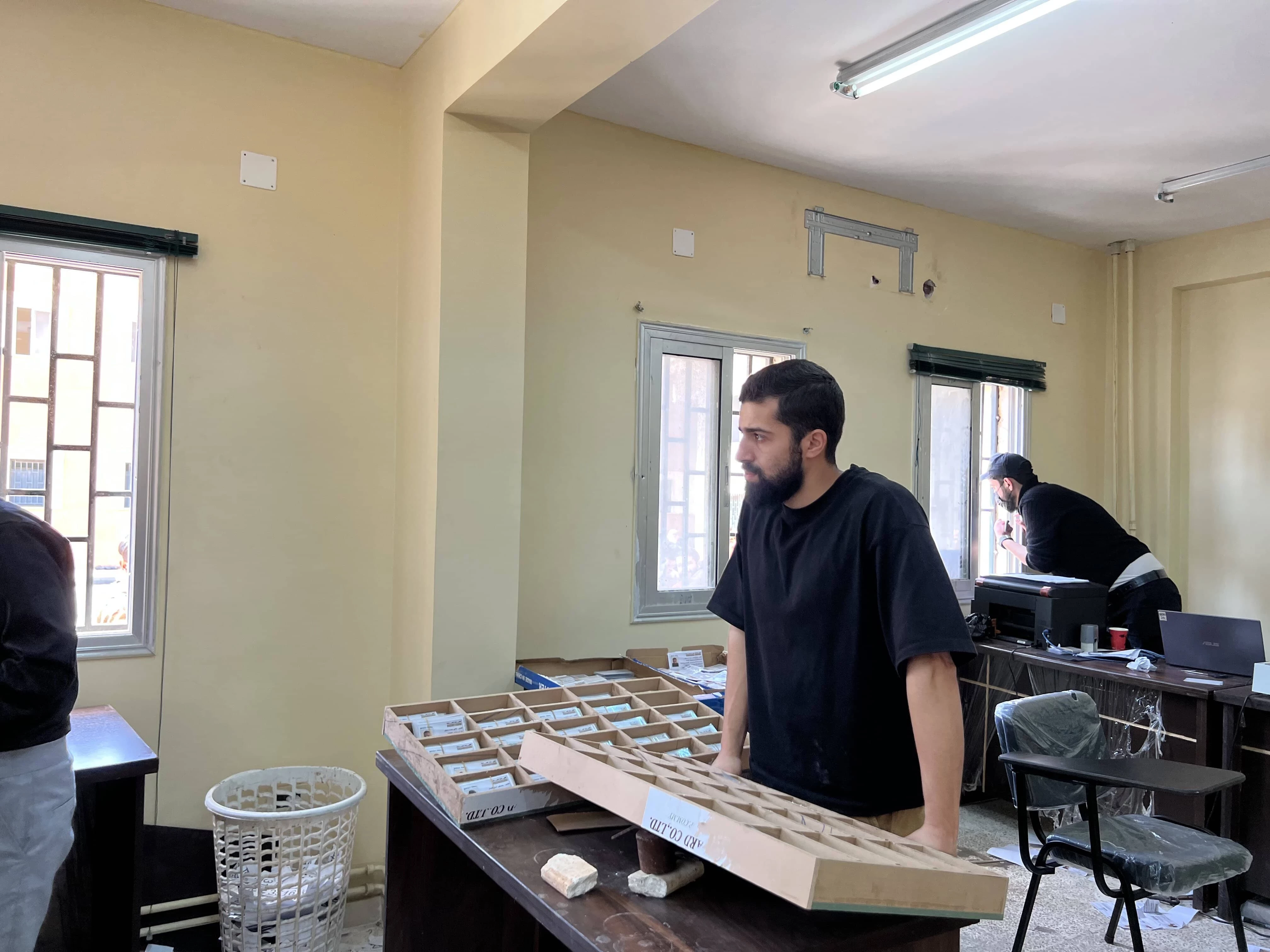 مركز التسوية في اللاذقية يمنح آلاف عناصر النظام السابق هويات مدنية