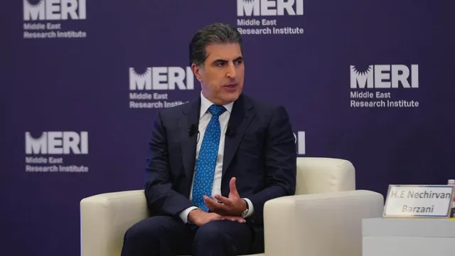 بارزاني يؤكد استحالة حكم سوريا مركزياً ويدعو الكرد للمشاركة السياسية