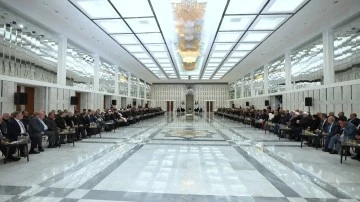 الرئيس احمد الشرع التقى وجهاء وأعيان محافظتي اللاذقية وطرطوس 