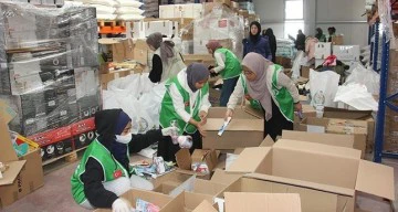 طلاب أجانب بتركيا يتطوعون لمساعدة متضرري الزلزال