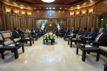 محافظ حلب يبحث مع المبعوث الرئاسي عودة المهجرين إلى عفرين وعين العرب 