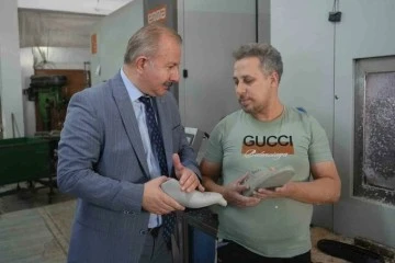 عودة السوريين إلى بلادهم تُسبب نقصاً في اليد العاملة بقطاع الأحذية في غازي عنتاب