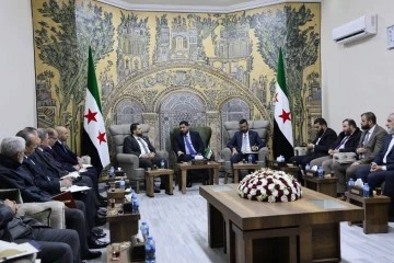 وزير الأشغال العامة ورئيس هيئة التخطيط والاحصاء ومحافظ إدلب يبحثان واقع المخيمات بادلب 