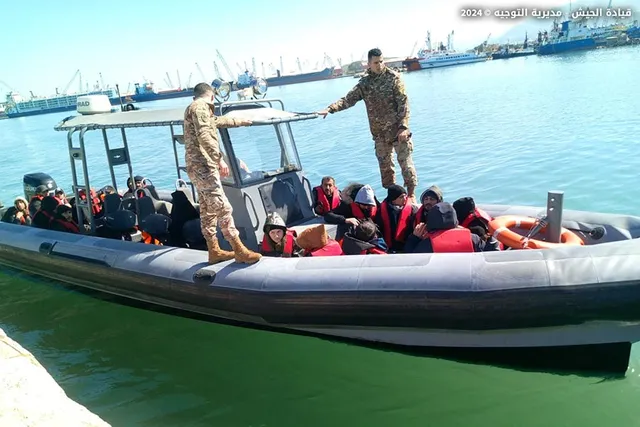 "الجيش اللبناني" يُعلن إنقاذ 20 سورياً أثناء تهريبهم على متن مركب قبالة شاطئ طرابلس