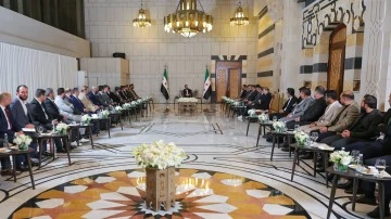 الرئيس احمد الشرع يلتقي عدد من الإعلاميين بقصر الشعب