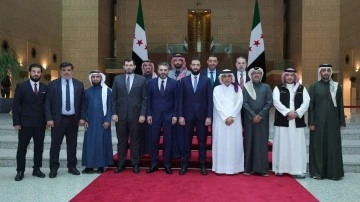 الرئيس احمد الشرع يلتقي وزير الثقافة محمد الصالح 