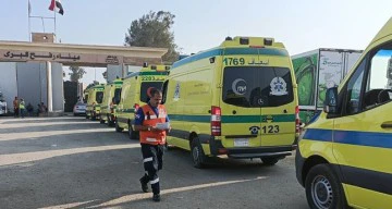 بدء دخول سيارات إسعاف مصرية إلى معبر رفح البري لنقل مصابين من غزة